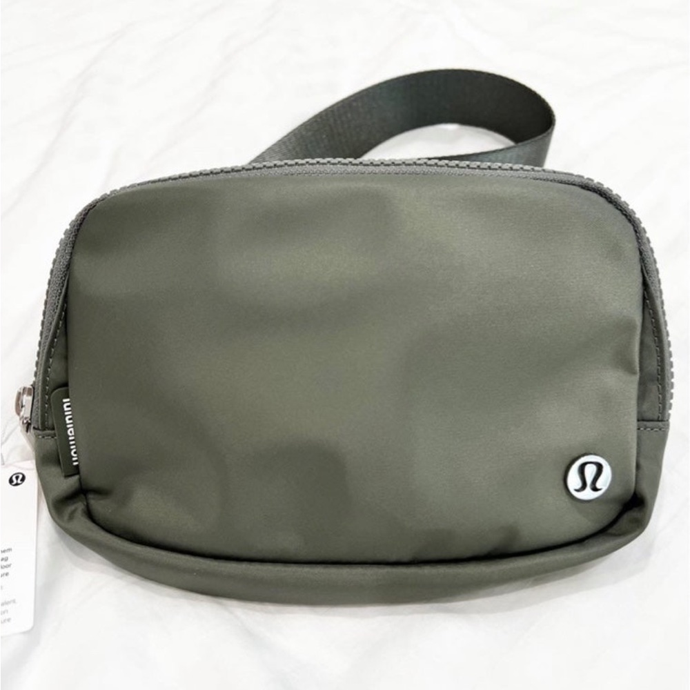 NWT Large Lululemon Everywhere Belt Bag  * GREY SAGE * 2L size